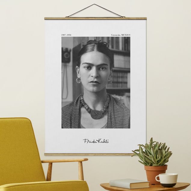 Wandbilder Kunstdrucke Frida Kahlo Foto Portrait im Haus