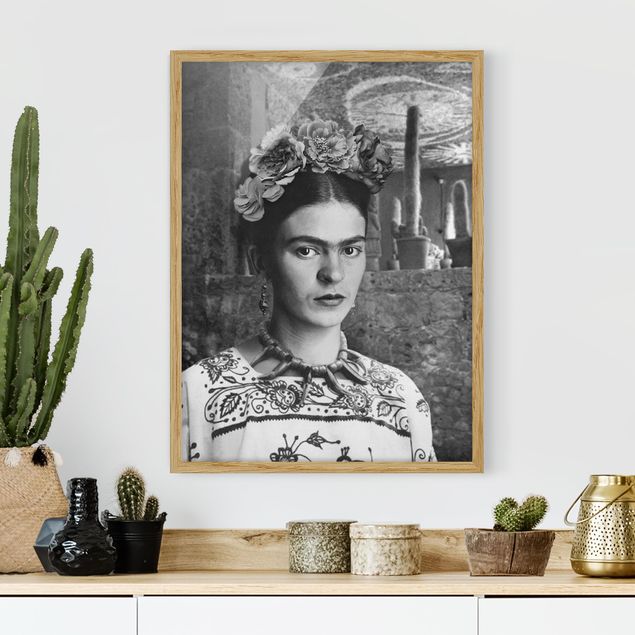 schwarz-weiß Bilder mit Rahmen Frida Kahlo Foto Portrait vor Kakteen