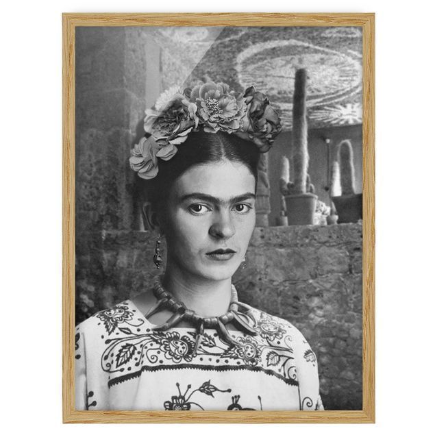 Gerahmte Kunstdrucke Frida Kahlo Foto Portrait vor Kakteen