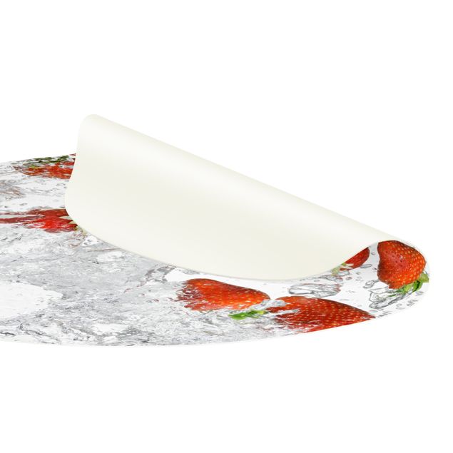 Teppich Esszimmer Frische Erdbeeren im Wasser
