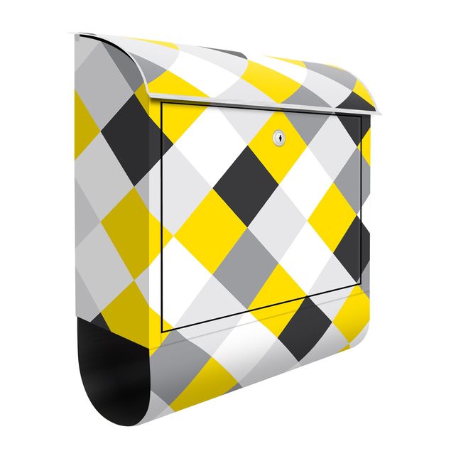 grauer Briefkasten Geometrisches Muster gedrehtes Schachbrett Gelb