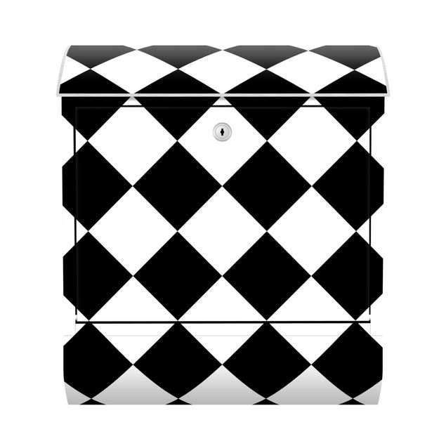 schwarzer Briefkasten Geometrisches Muster gedrehtes Schachbrett Schwarz Weiß