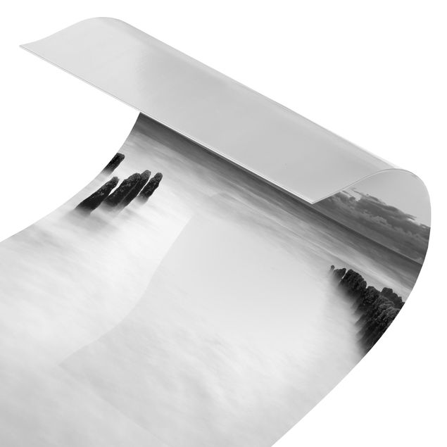 Duschrückwand - Holzbuhnen in der Nordsee auf Sylt Schwarz-Weiß
