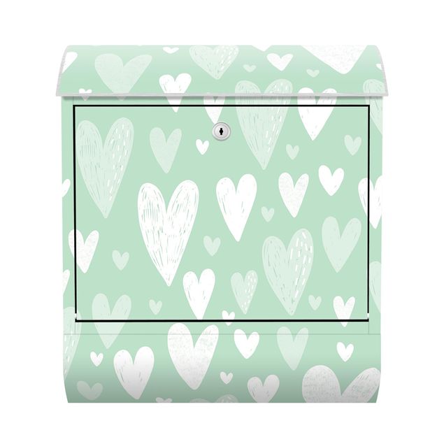 Briefkasten Design Kleine und große gezeichnete Weiße Herzen auf Grün