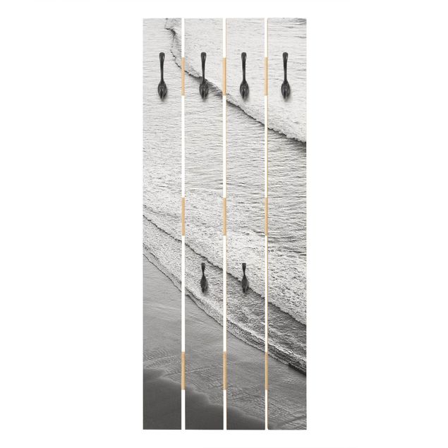 Garderobe mit Motiv Leichter Wellengang am Strand Schwarz Weiß