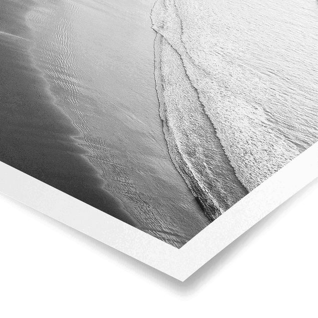 Poster schwarz-weiß Fotografie Leichter Wellengang am Strand Schwarz Weiß