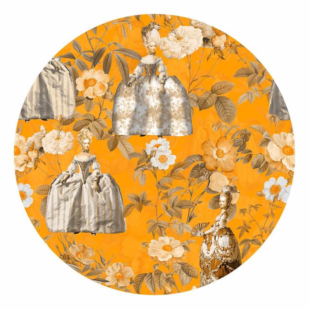 Uta Naumann Bilder Pompöse Kleider im Garten auf Orange