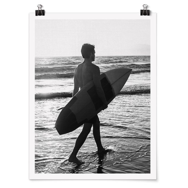 Poster schwarz-weiß Surferboy im Sonnenuntergang