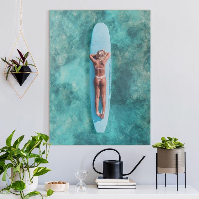 Wandbilder Landschaften Surfergirl auf Blauem Board