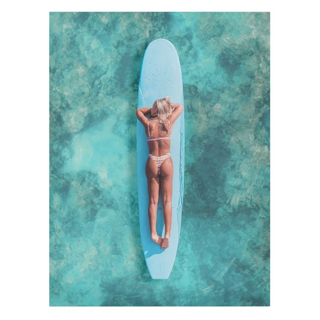 Leinwandbilder Strand Surfergirl auf Blauem Board