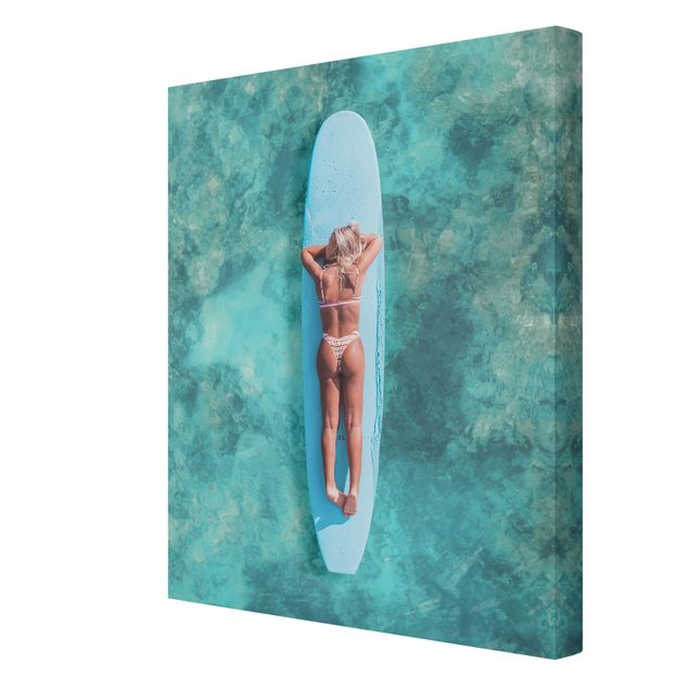 Wandbilder Natur Surfergirl auf Blauem Board