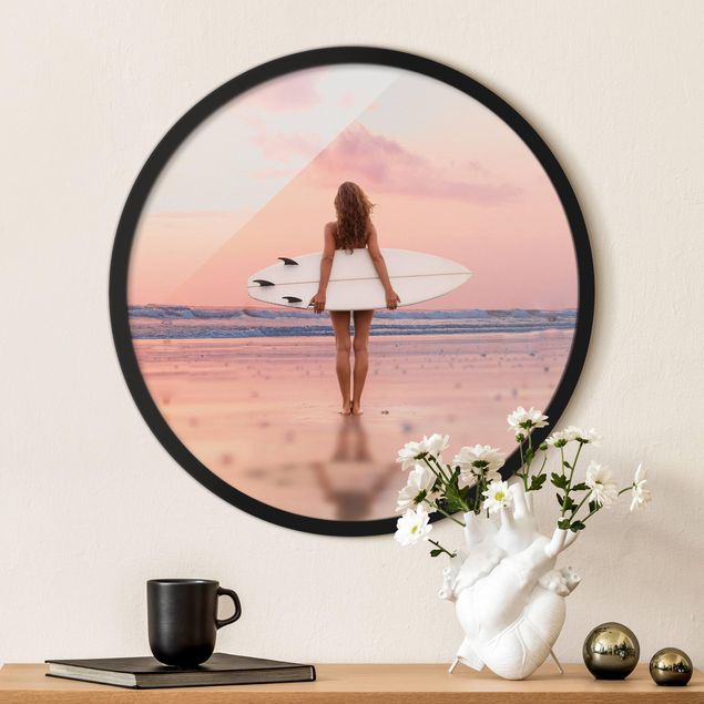 Gerahmte Bilder Strände Surfergirl mit Board im Abendrot