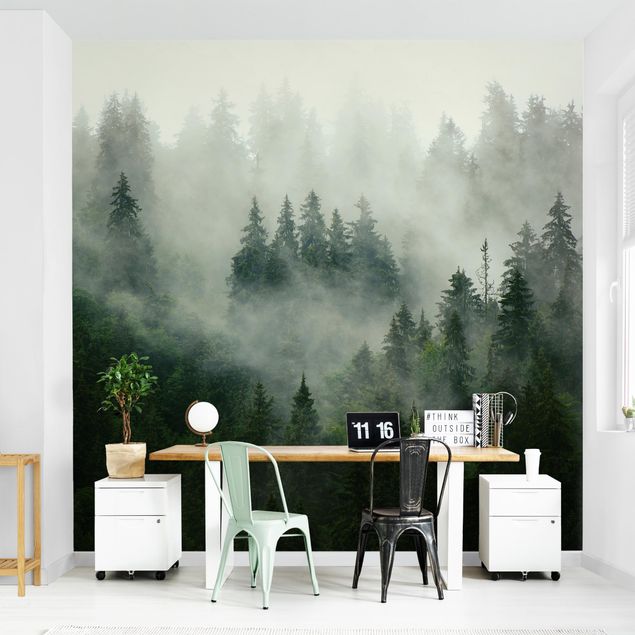 Tapete Baum Tiefgrüner Tannenwald im Nebel