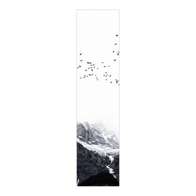 Schiebevorhang Wald Vogelschwarm vor Bergen Schwarz Weiß