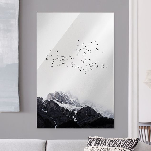 Glasbilder Berge Vogelschwarm vor Bergen Schwarz Weiß