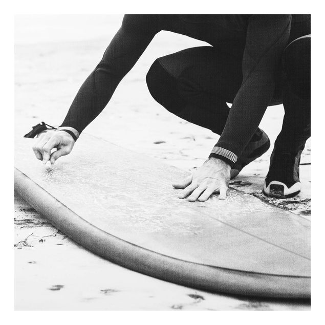 Glasbild schwarz-weiß Wachsen des Surfboards