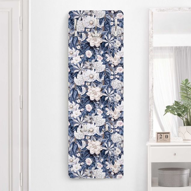 Garderobe Landhaus Weiße Blumen vor Blau