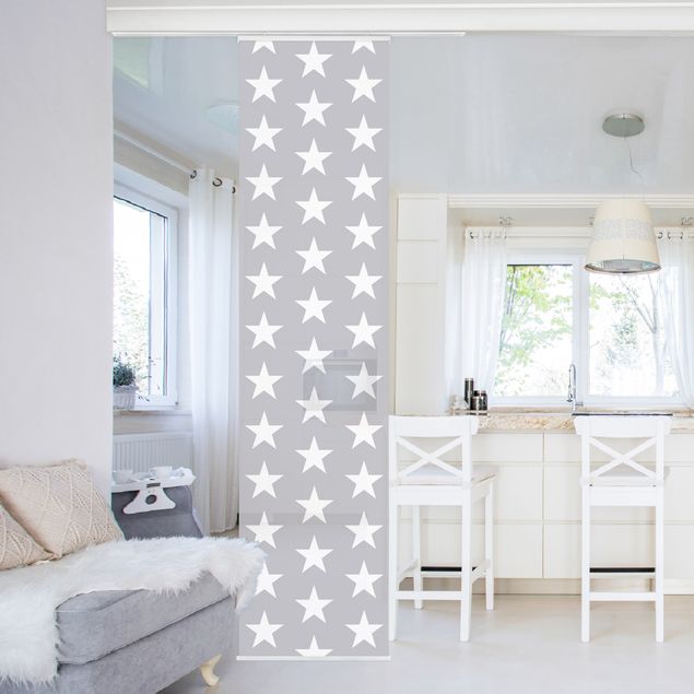 Babyzimmer Deko Weiße Sterne auf grauem Hintergrund
